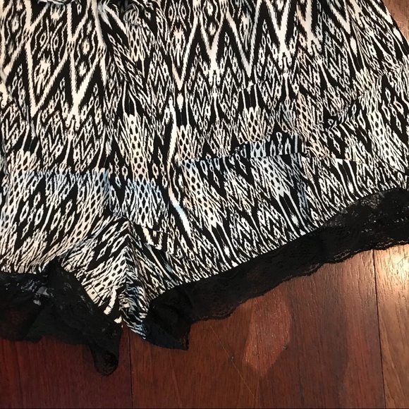 1 left! 5⭐️ rated black&white lace trim shorts - Picture 8 of 8